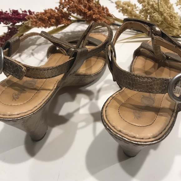 BORN CROWN bronze metallic open toe t-strapped 7 - Picture 3 of 6